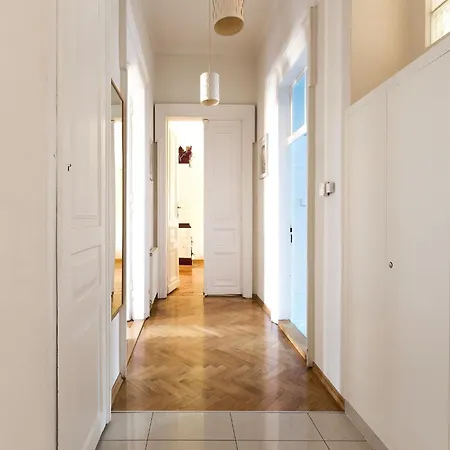 Airy And Sunny In The Centre Of Apartmán *